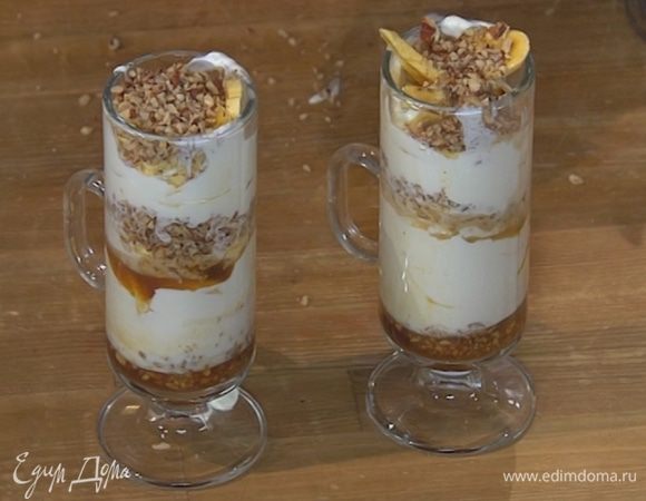 В прозрачные бокалы всыпать понемногу измельченных орехов, полить их кофейно-медовым сиропом, затем выложить слой взбитых сливок, кусочки банана, еще немного орехов, снова полить сиропом, добавить сливки, оставшиеся бананы и присыпать оставшимися орехами.