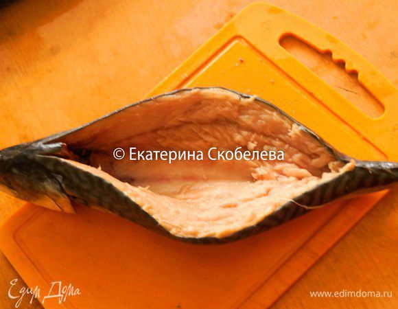 Аккуратно, помогая себе ножом, отделить кость от самой рыбы. Ножницами перерезать хребет у головы и у хвоста. Удалить все кости, жабры на голове, кишки и черную пленку. Важно помнить что проделывать это нужно со стороны спинки. Снова промыть рыбу под проточной водой и обсушить бумажными полотенцами. Посолить и поперчить по вкусу. Оставить рыбу в сторонке.