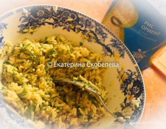 Теперь нужно заняться приготовлением начинки. Для этого рис отварить до "аль денте", что означает на зубок. Для того чтобы рис не переварился из-за своей внутренней температуры, его нужно промыть холодной водой. Он должен похрустывать, так как потом в процессе запекания он еще успеет дойти до готовности. Выложить рис в глубокую чашу, добавить к нему соль по вкусу, рубленную зелень петрушки и карри. Перемешать.