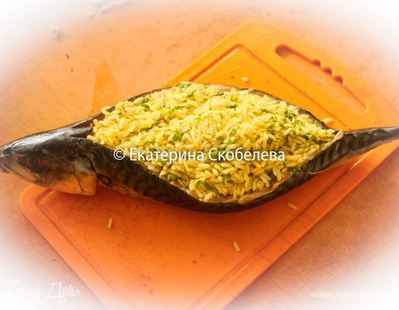 Добавить в рис сок лимона и 2 ст.л. оливкового масла. Снова перемешать.

В подготовленную рыбу выложить всю начинку, аккуратно распределяя по всему брюшку.