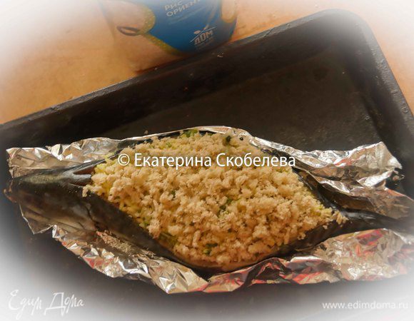 Посыпать поверх начинки хлебные крошки, сбрызнуть маслом. Противень застелить фольгой, смазать ее маслом и выложить рыбу. Сделать из фольги кармашек, подгибая фольгу к рыбе. Поставить рыбу запекаться в духовку, разогретую до 180 градусов, на 20-25 минут. Готовую рыбу можно подавать к столу. Приятного аппетита!