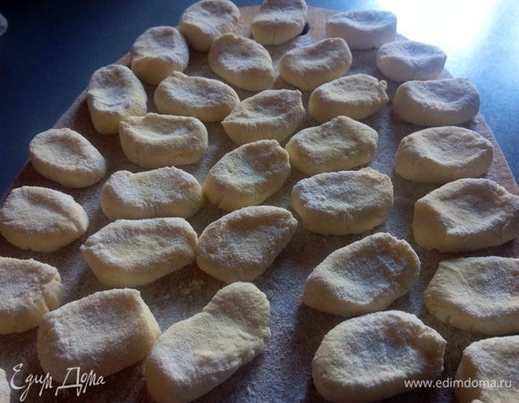 Лепка занимает очень мало времени, наверно поэтому они и называются ленивые :-) Пачку творога 200 гр размять вилкой, добавить 1 яйцо + соль + сахар + мука и замесить все.