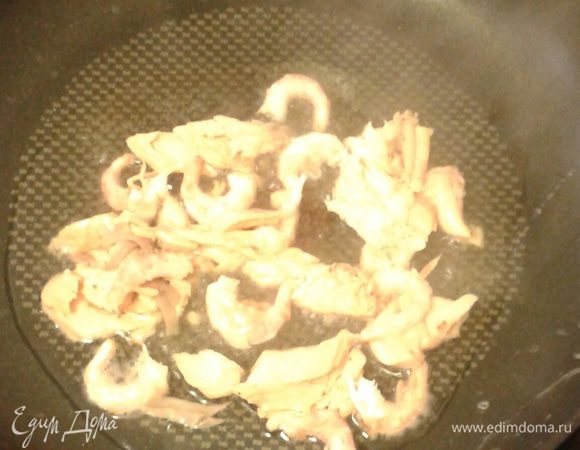 Филе форели (можно семги) режим маленькими кусочками, креветки  чистим (если нужно), выкладываем на горячую сковородку с оливковым маслом. Слегка обжариваем.