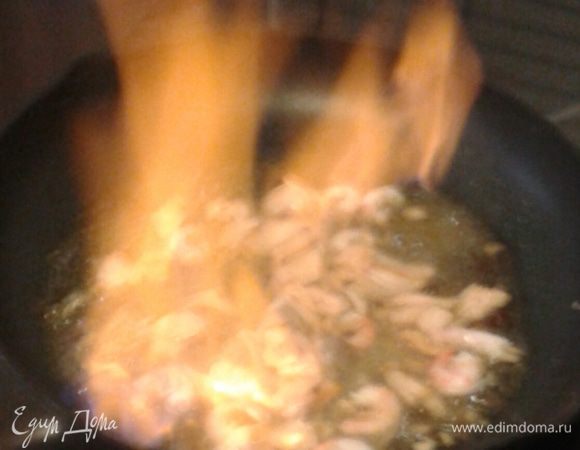 Добавляем коньяк и поджигаем. Когда пламя погаснет,  добавляем чеснок, сливки, соль, перец, лимонный сок. 