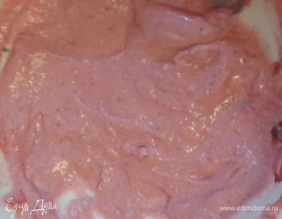 Сливки прогреть, смешать с сыром, медом и протертой клубникой. Все хорошо перемешать.