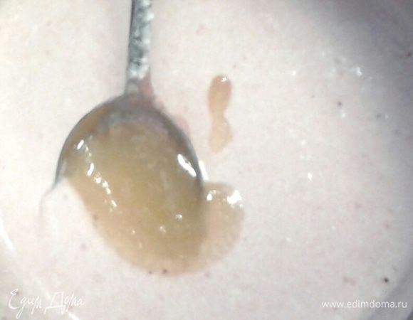 Спагетти добавить к сливочно-сырному соусу, затем оставшуюся клубнику, украсить цедрой апельсина и мятой.
