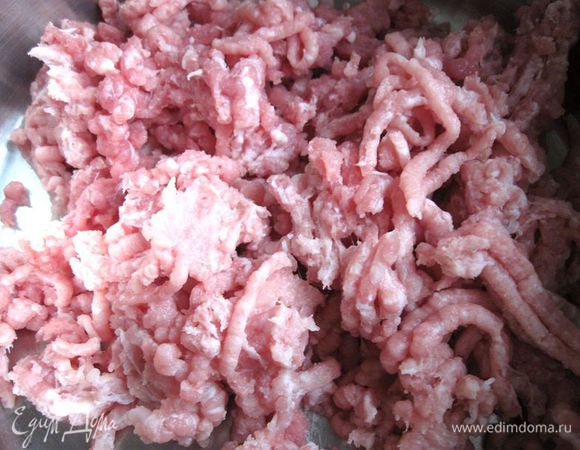 Мясо прокрутить через мясорубку.