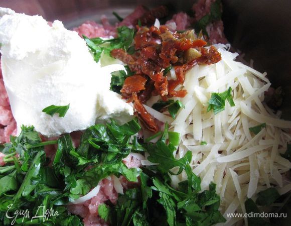 Измельченную петрушку, мелко нарезанные вяленые томаты.