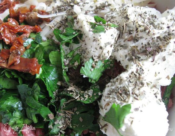 Сухой базилик, соль, перец. Перемешать.