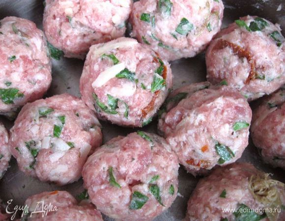 Руки сполоснуть в холодной воде, чтобы фарш не лип к ним. Скатать мясные шарики. Положить в форму, смазанную оливковым маслом.