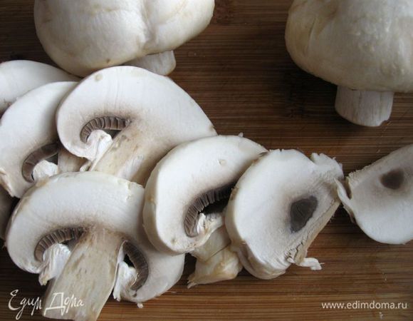 Лук почистить, порезать кубиками, грибы – пластинами. Шампиньоны можно заменить лисичками.