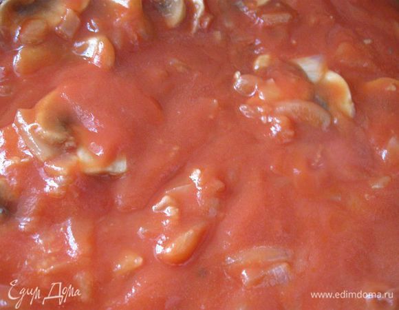 Приготовить соус. Обжарить лук до прозрачности на сковороде с добавлением оливкового масла, добавить чеснок, пропущенный через пресс, налить вино, несколько минут потушить, затем положить грибы, посолить, поперчить и через 1-2 минуты добавить пассированные томаты и томатную пасту. Мясным (овощным) бульоном отрегулировать консистенцию, подержать на небольшом огне, помешивая, несколько минут. Соуса должно быть много, чтобы он покрывал мясные шарики полностью.