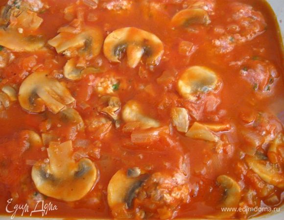 Залить соусом польпетте, поставить в разогретую до 200С духовку на 30 минут.