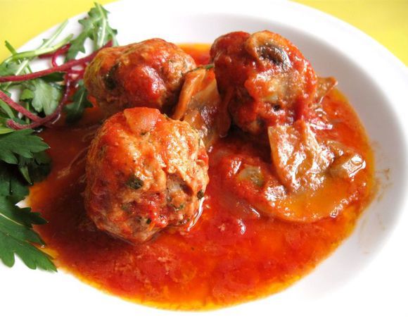 Подавать горячими в сопровождении свежих овощей и зелени.