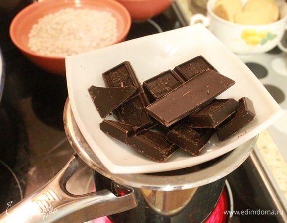 На водяной бане растопить горький шоколад.
Маленькие бумажные формочки поставить на плоскую тарелку. Маленькой кисточкой для рисования обмазать растопленным шоколадом формочки изнутри.
Убрать в холодильник. Минут через 15-20 достать формочки из холодильника и нанести еще один слой шоколада. Снова убрать в холодильник.