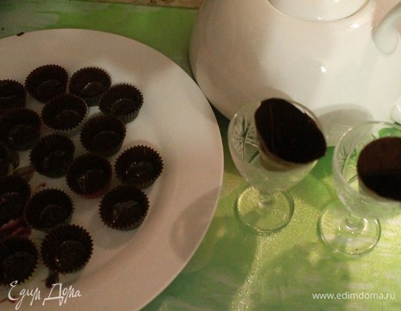 На водяной бане растопить молочный шоколад.