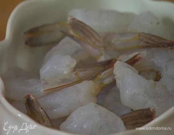 Креветки предварительно разморозить и почистить.