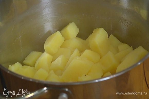 Картофель почистить, порезать и отварить до готовности, воду слить и сохранить.