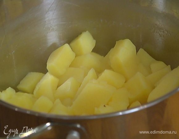 Картофель почистить, порезать и отварить до готовности, воду слить и сохранить.