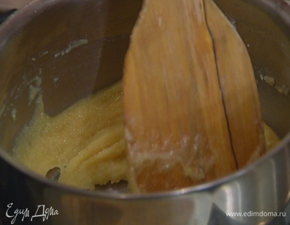 В отдельную кастрюлю выложить оставшееся сливочное масло, всыпать муку, поместить на огонь и, непрерывно помешивая, заварить.