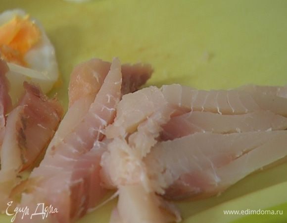 Палтуса нарезать небольшими кусочками.