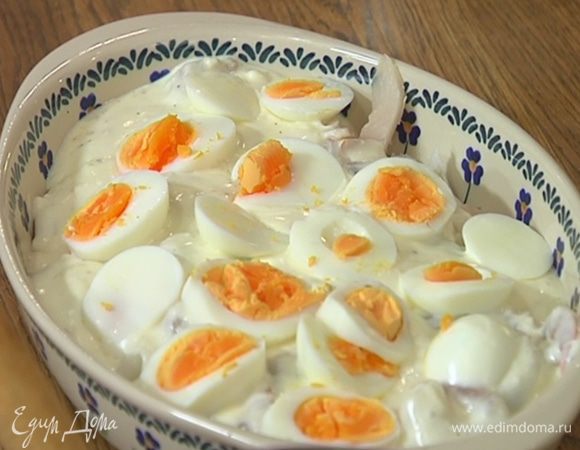 Рыбу чир порезать кусочками, выложить в жаропрочную керамическую форму, сверху поместить кусочки палтуса и залить все соусом с креветками, затем выложить нарезанные яйца и посолить.