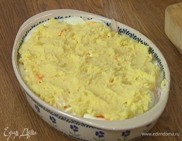 В картофельное пюре добавить горчицу, все вымешать и выложить на рыбу с соусом и яйцами, равномерно распределить.