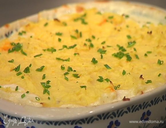 Шнитт-лук мелко порубить и посыпать готовый пирог.