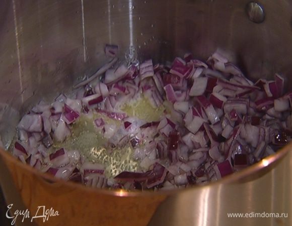 В глубокой кастрюле разогреть оливковое и сливочное масло и обжарить лук до прозрачности.