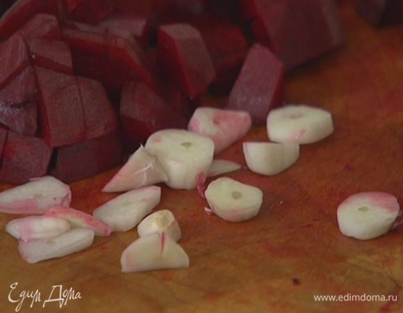 Чеснок почистить и крупно порезать.