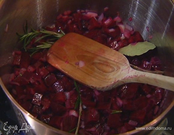 В кастрюлю к обжаренному луку добавить свеклу, чеснок, лавровый лист, розмарин, все перемешать.