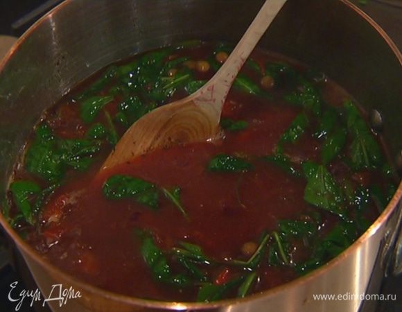 Из готового супа удалить розмарин и лавровый лист, добавить помидоры в собственном соку, шпинат, посолить, поперчить, перемешать и еще немного прогреть, чтобы шпинат поплыл.