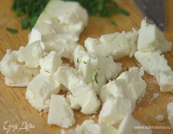 Фету нарезать маленькими кубиками.