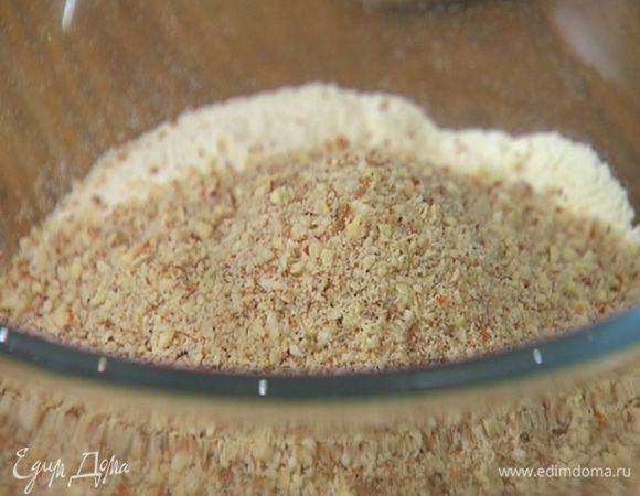 Миндаль измельчить в блендере.