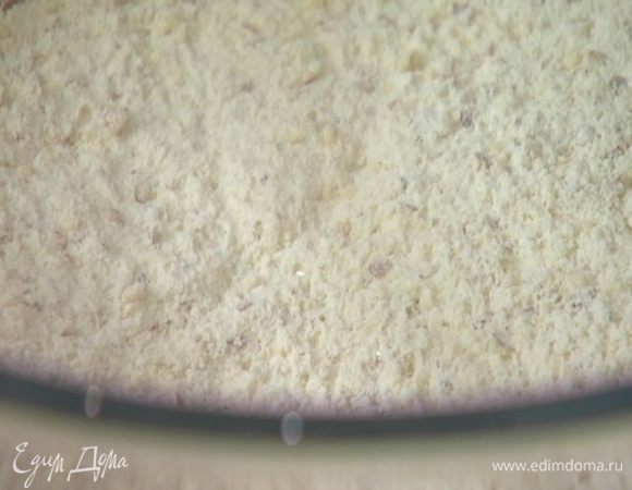 Муку перемешать с измельченным миндалем и солью.