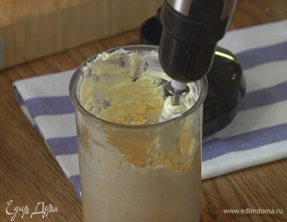 Сахар и 180 г предварительно размягченного сливочного масла взбить блендером с насадкой-венчиком на невысокой скорости в однородную массу.