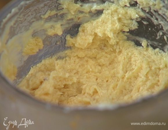 Продолжая взбивать, ввести яйцо, всыпать 1 ст. ложку муки с миндалем, взбить еще немного, затем, не прекращая взбивать, добавить оставшиеся яйца.