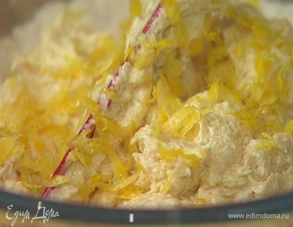 Сахарно-масляную массу с яйцами ввести в муку, добавить лимонную цедру и все вымешать.