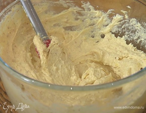 В тесто влить молоко и вымешать еще раз — тесто по консистенции должно получиться как густая сметана.