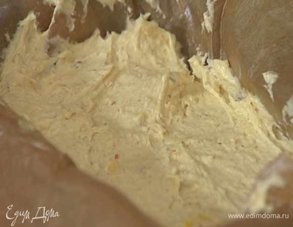 Продолговатую форму для выпечки выстелить бумагой, смазанной оставшимся сливочным маслом, выложить тесто, разровнять и выпекать в разогретой духовке 25–30 минут.