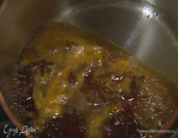 Приготовить сироп: из 4 мандаринов выжать сок, соединить его в небольшой кастрюле с соком лимона и сахаром, добавить бадьян и слегка уварить сироп на небольшом огне.