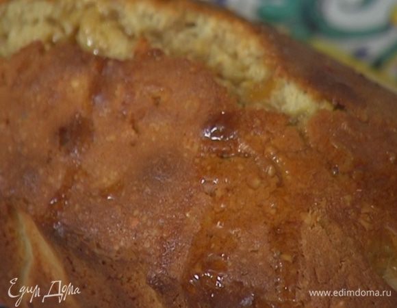 Готовый горячий кекс переложить на тарелку, часто наколоть зубочисткой и полить частью горячего сиропа.