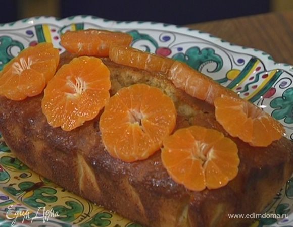 Оставшиеся мандарины почистить, нарезать поперек кружками и выложить на кекс.