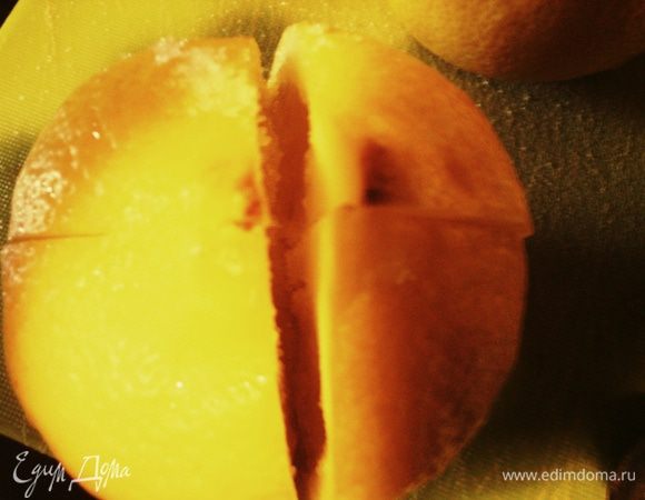 Слить воду, надрезать каждый лимон крестиком и положить в каждый лимон 2 ч.л. соли.
 Заполните пустое пространство крупной солью. Можете добавить кориандр в горошке.