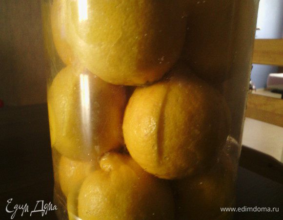 Сложить в банку очень плотно и убрать в тёмное место на 4 недели. 
Лимоны выделят свой сок, периодически аккуратно переворачивайте банку обдавая соком все лимоны. Повторяйте это каждые 5-6 дней.
