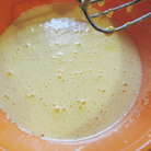 Яйца взбиваем с сахаром и ванилином до посветления у увеличения в объеме в 2-3 раза. Сахара вам может показаться много, но его количество не уменьшайте или я за результат не отвечаю;) Вместо ванилина можете добавить тертую лимонную или апельсиновую цедру.