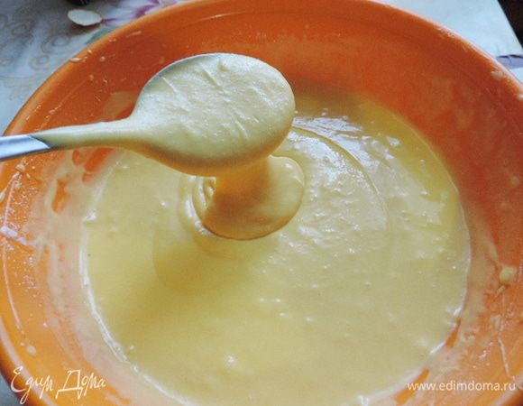 Теперь понемногу просеиваем муку и перемешиваем миксером на самой маленькой скорости. Получаем тесто по густоте как сметана.
Если маргарин вы добавляете растопленный, то муки кладите 1,5 стакана!