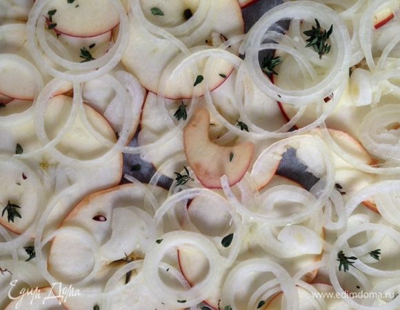 Яблоки помыть и обсушить, нарезать средними кольцами. Лук очистить и так же нарезать кольцами.
Противень застелить пергаментом, сбрызнуть оливковым маслом, выложить колечки яблок и лука. Приправить солью и перцем, посыпать листиками тимьяна.