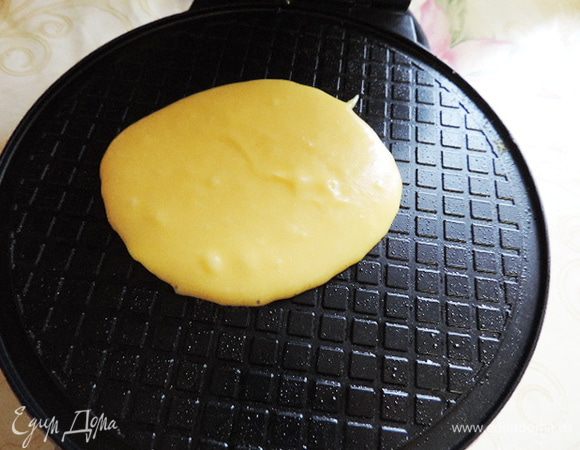 Перед выпеканием первой вафли поверхность вафельницы смазываем растительным маслом. Я выкладываю столовую ложку теста без верха. Выпекаем вафлю в соответствии с рекомендациями к вашей вафельнице.
Если вафля прилипает к поверхности вафельницы, добавьте немного муки.