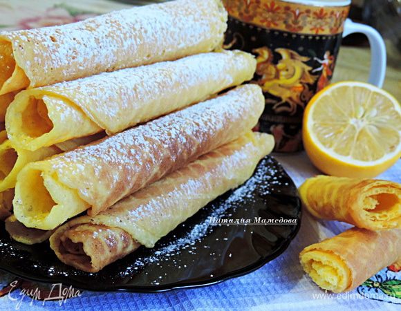 Вафли скручиваем трубочками или конусом сразу после выпекания, еще горячими. Их пластичность уменьшается с каждой секундой.